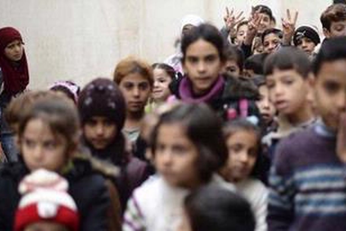 Anak-anak Suriah di kota Aleppo yang hancur akibat perang. Dalam konflik berkepanjangan di Suriah, anak-anak adalah korban yang paling menderita.