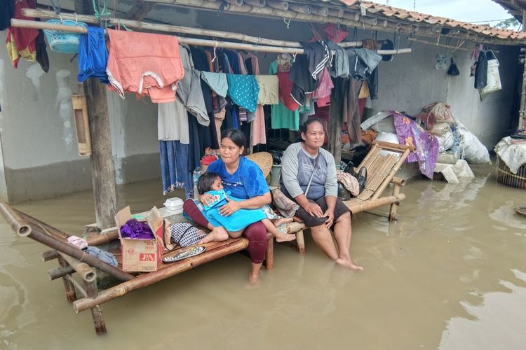 Warga tengah duduk di balai bambu di Desa Karangligar  Kecamatan Telukjambe Barat, Kabupaten Karawang, Rabu (26/2/2020).