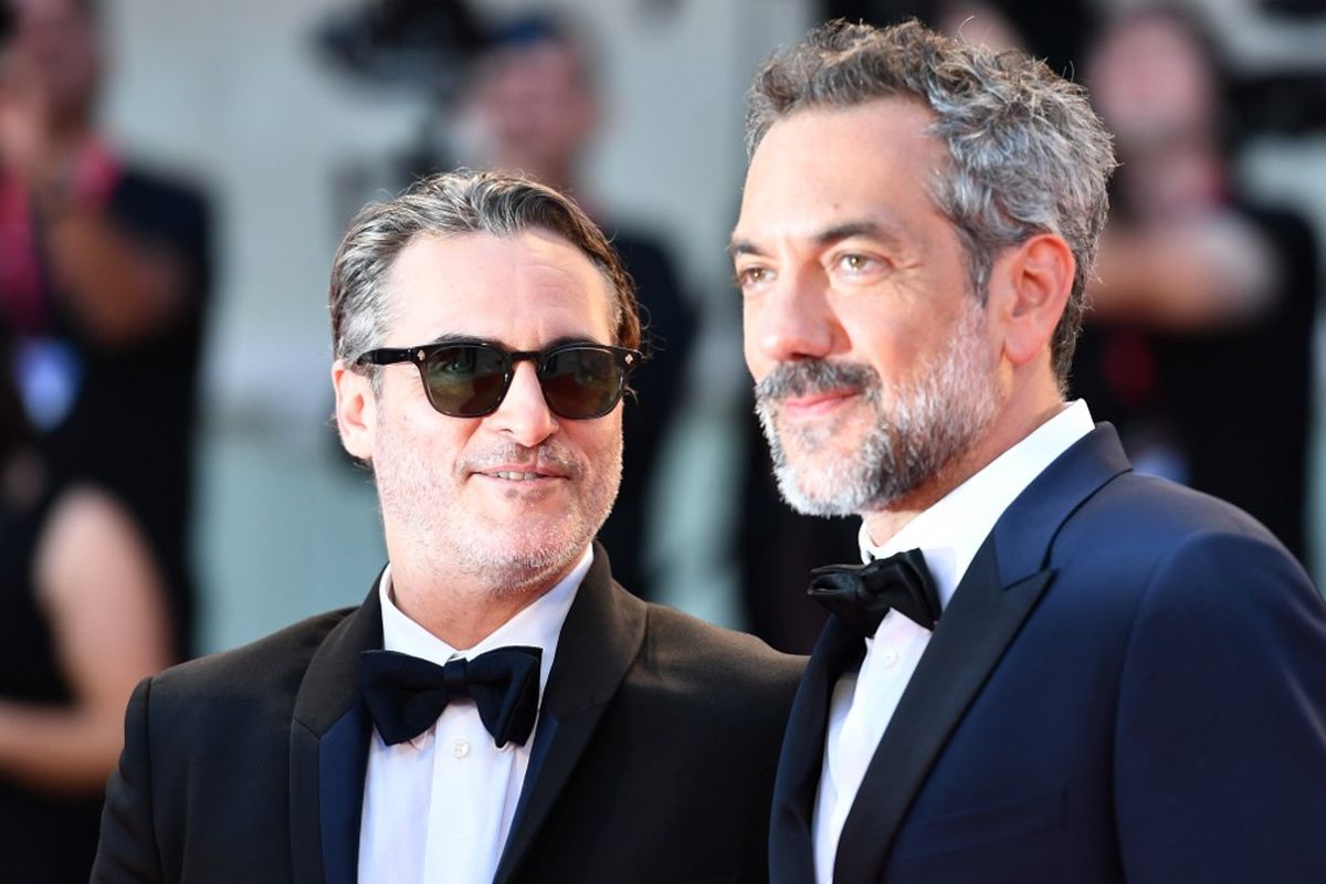 Aktor Joaquin Phoenix (kiri) dan sutradara Todd Phillips menghadiri pemutaran film Joker di Venice Film Festival ke-76 yang diselenggarakan di Venice Lido, Italia, Sabtu (31/8/2019). 