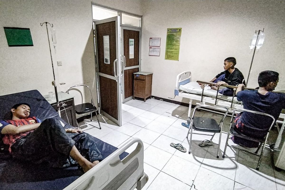 Sebanyak 27 santriwan dan santriwati di sebuah pondok pesantren di Kabupaten Bandung Barat (KBB), Jawa Barat mengalami keracunan makanan, Minggu (25/6/2023).