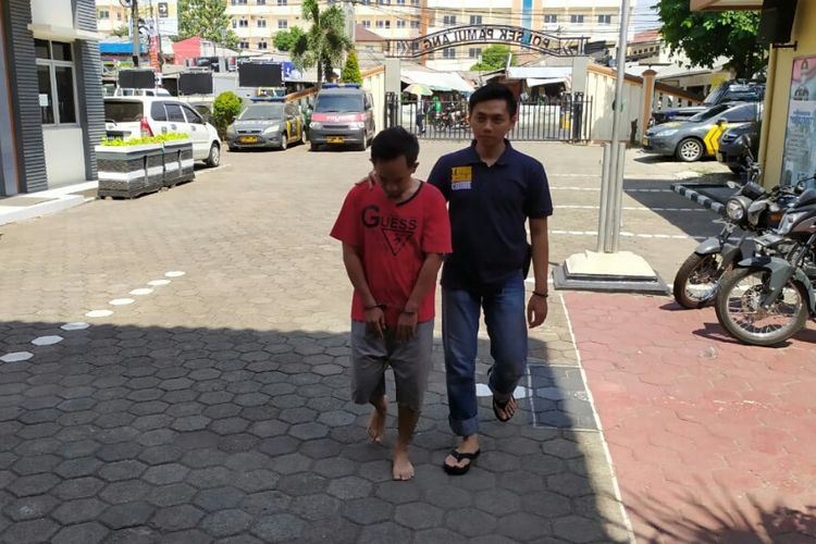 Polsek Pamulang menangkap pasangan suami istri (pasutri) berinisial HBP (42) dan DW (41) yang melakukan penggelapan lima unit mobil dengan modus menyewa ke rental. Kedua pelaku ditangkap dirumahnya di jalan Kampung Duren, Cipayung, Kota Tangerang Selatan, Senin (21/10/2019).