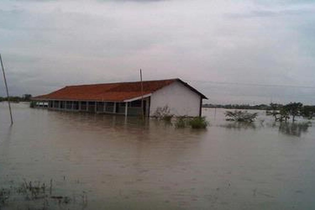Banjir menggenangi MTs Nurul Huda, Desa Kecipir, Kecamatan Losari, Kabupaten Brebes, Jawa Tengah, Minggu (1/1/2012).