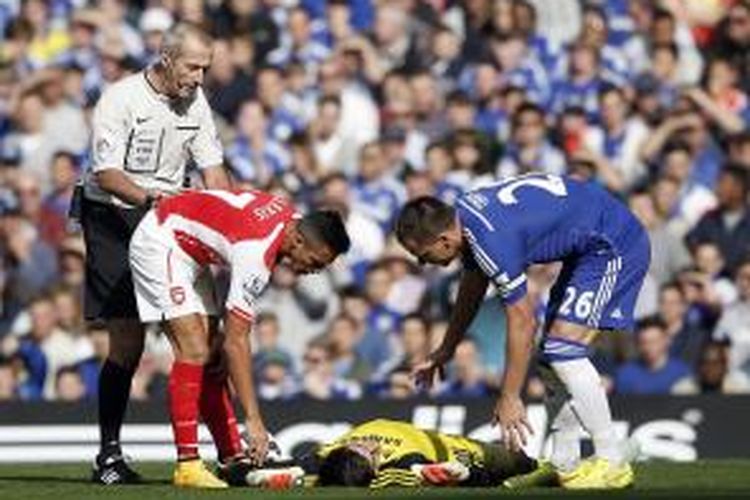 Kiper Chelsea, Thibaut Courtois (kedua dari kanan), mengalami cedera pada kepala setelah berbenturan dengan penyerang Arsenal Alexis Sanchez (kedua dari kiri), pada pertandingan Premier League, di Stamford Bridge, Minggu (5/10/2014).