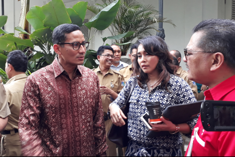 Wakil Gubernur DKI Jakarta Sandiaga Uno tampak mengobrol santai di luar Balai Kota DKI Jakarta seusai gempa mengguncang, Selasa (23/1/2018). 