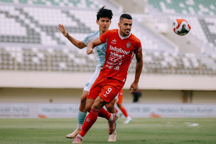 Penyerang Bali United Boris Kopitovic saat menghadapi PSBS Biak di Stadion Maguwoharjo, Sleman, Senin (22/12/2025) sore WIB.