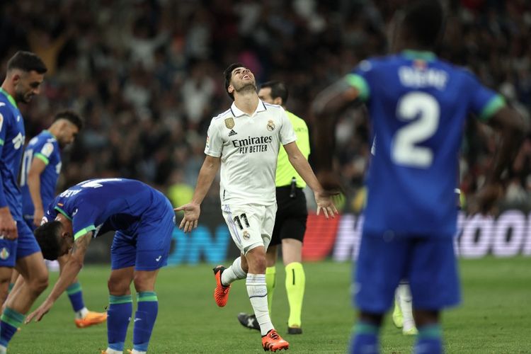 Penyerang Real Madrid, Marco Asensio, merayakan gol ke gawang Getafe pada laga lanjutan Liga Spanyol 2022-2023 di Santiago Bernabeu pada Minggu (14/5/2023) dini hari WIB.