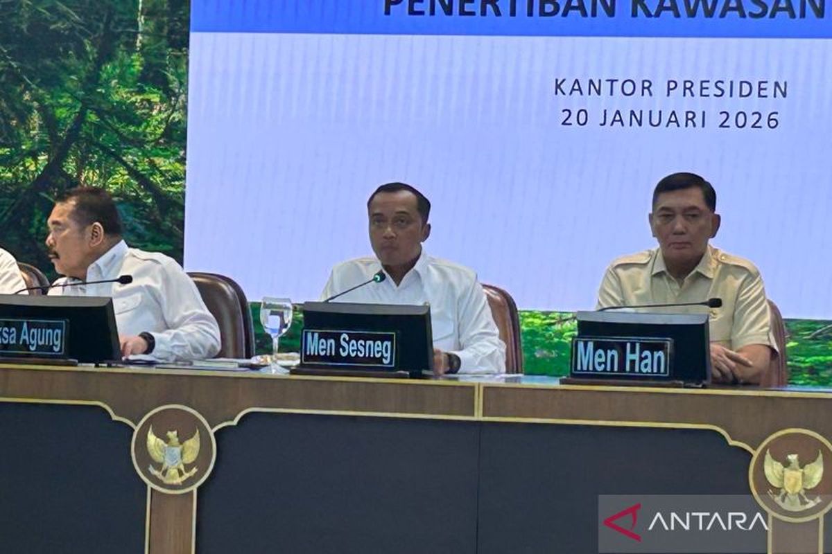 Menteri Sekretaris Negara (Mensesneg) Prasetyo Hadi (tengah) dalam konferensi pers Pemerintah Mencabut Perizinan Pemanfaatan Hutan (PBPH) di Kantor Presiden, Jakarta, Selasa (20/1/2026). PT Agincourt Resources menghormati keputusan Presiden Prabowo yang mencabut izin 28 perusahaan terkait banjir Sumatera