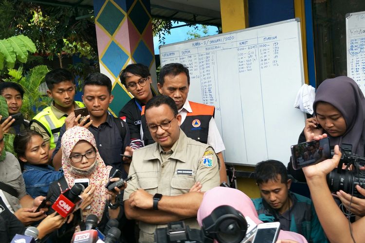 Gubernur DKI Jakarta Anies Baswedan di Pintu Air Manggarai, Kamis (2/1/2020).