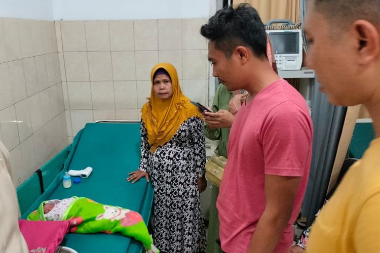 Polisi saat mengecek bayi ke RSUD Genteng Banyuwangi 