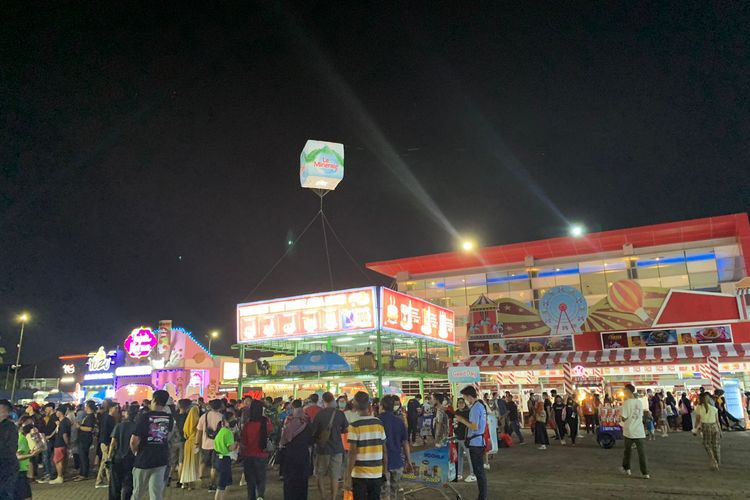 Hari kedua penyelenggaraan Jakarta Fair Kemayoran 2022, warga penuhi stan-stan kuliner hingga stan otomotif di area JIExpo Kemayoran, Jumat (10/6/2022).