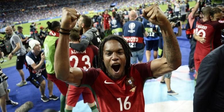 Renato Sanches bersukacita setelah berhasil membawa Portugal juara Piala Eropa di Perancis, 10 Juli 2016.