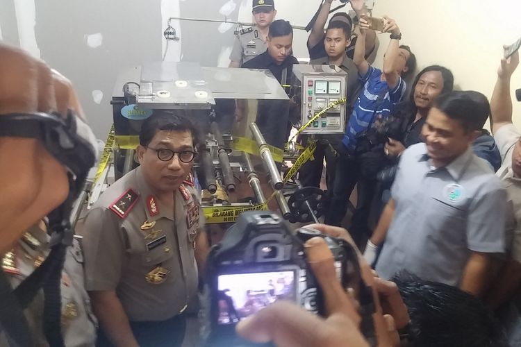 Mesin pengepakan pil karnopen di salah satu ruang rumah perumahan Citraland Surabaya.