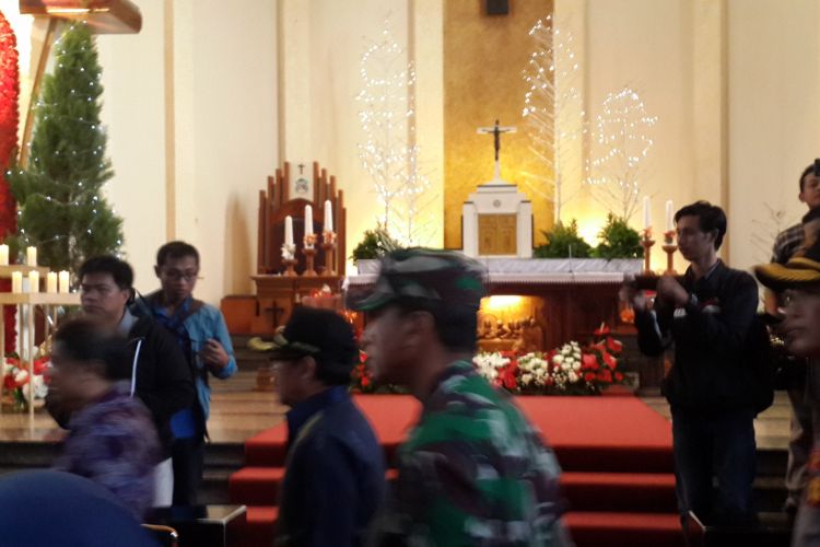 Wali Kota Malang Sutiaji bersama Forkopimda Kota Malang meninjau persiapan pelaksanaan Hari Raya Natal di Gereja Katedral Sta Perawan Maria Dari Gunung Karmel, Jalan Ijen, Kota Malang, Senin (24/12/2018)