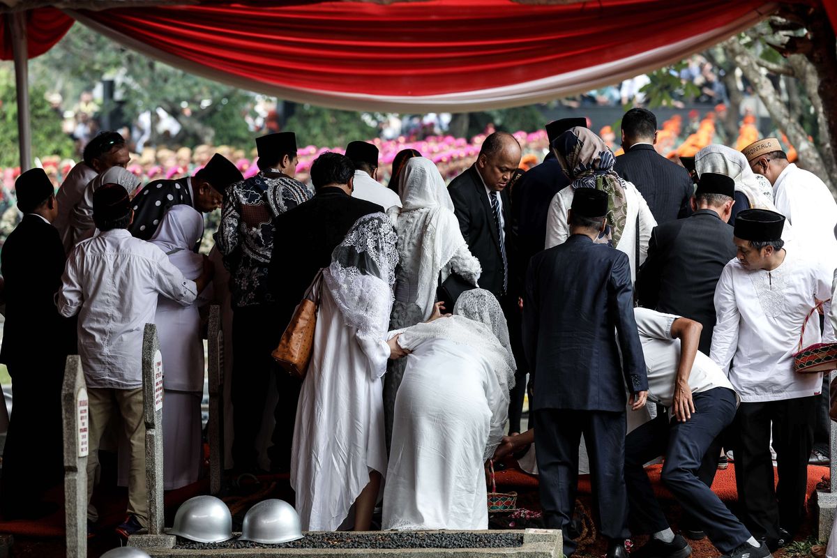 Keluarga besar almarhum Presiden ke-3 Republik Indonesia BJ Habibie, menabur bunga saat upacara pemakaman di Taman Makam Pahlawan Nasional Utama Kalibata, Jakarta Selatan, Kamis (12/9/2019). BJ Habibie meninggal dunia pada hari Rabu (11/9/2019) pukul 18.05 WIB setelah menjalani perawatan di RSPAD.