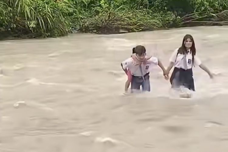 Rela Seberangi Sungai ke Sekolah Bersama Adik dan Sepupu, Asdar Harap Pemerintah Bangun Jalan di Nias Selatan