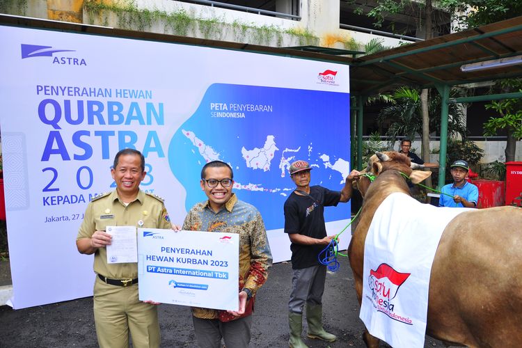 Seremoni penyerahan hewan kurban oleh Head of CSR & Social Engagement PT Astra International Tbk Triyanto (kanan) kepada Walikota Jakarta Utara Ali Maulana Hakim (kiri) di Kantor Walikota Jakarta Utara, pada hari Selasa (27/6/2023). 