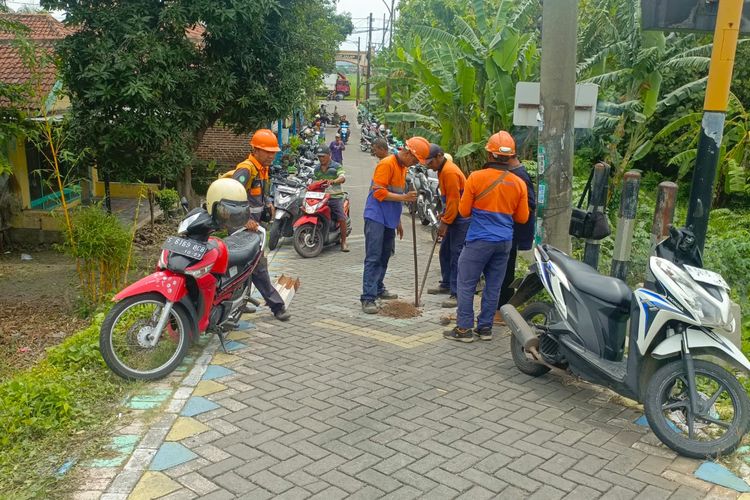 Pihak Daops 8 PT KAI, kepolisian dan warga setempat sepakat untuk memasang patok agar kendaraan roda empat tidak melintas di jalur pelintasan tanpa palang pintu masuk di Dusun Selokambang, Kelurahan Gunung Gangsir, Kecamatan Beji, Pasuruan, Minggu (30/11/2025)