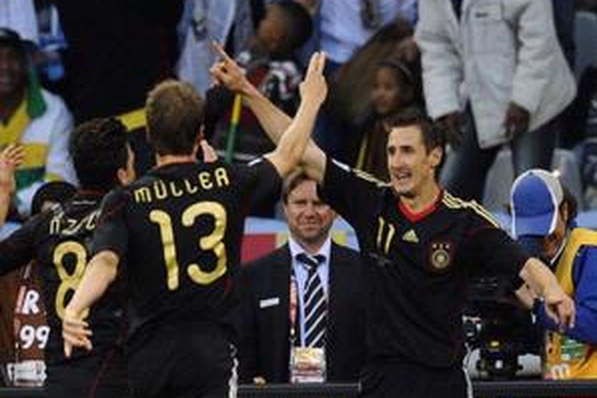 Striker Jerman Miroslav Klose (kanan) mendapat sambutan dari Thomas Mueller. Dalam laga perempat final Piala Dunia 2010, Sabtu (3/7/10), Klose cetak dua gol untuk melengkapi pesta kemenangan 4-0 Jerman atas Argentina.