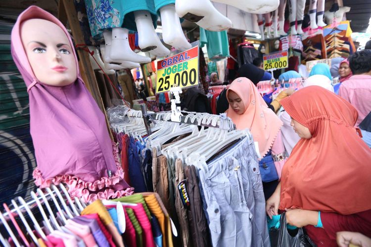 Sejumlah warga saat berbelanja di Pasar Tanah Abang, Jakarta, Senin (4/6/2018). Jelang hari Raya Idul Fitri 1439 Hijriah sejumlah warga mulai memadati pasar Tanah Abang untuk membeli pakaian untuk dijual kembali atau digunakan.