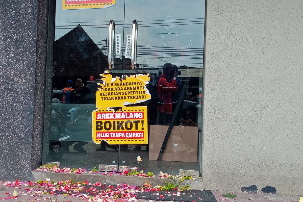 Stiker yang ditempelkan pemuda Arema sebagai simbol penyegelan Kantor Arema FC di Jalan Mayjend Panjaitan, Kota Malang pada Minggu (15/1/2023). 