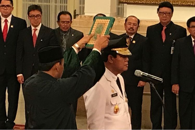 Wakil Gubernur Kepulauan Riau Isdianto saat diambil sumpah jabatannya oleh Presiden Joko Widodo di Istana Negara, Jakarta, Selasa (27/3/2018).
