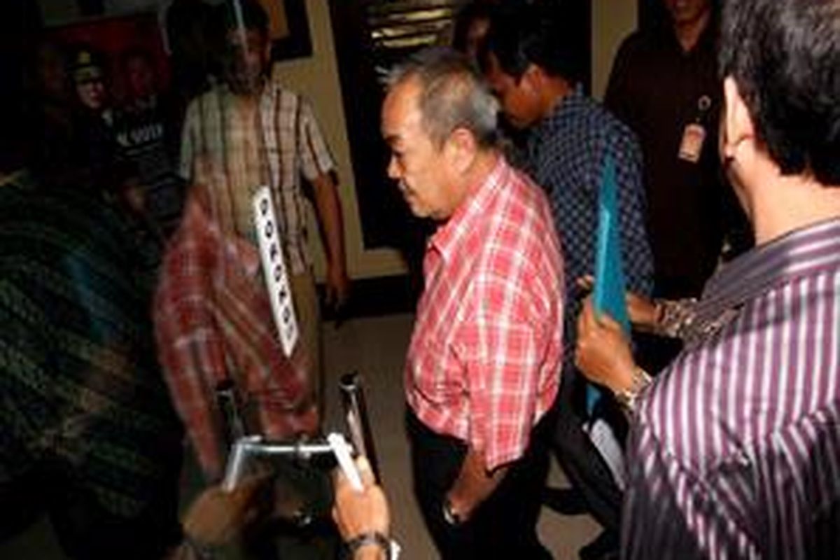 Anggodo Widjojo (tengah) didampingi kuasa hukumnya melaporkan kasus penyadapan yang dilakukan KPK mengenai pembicaraannya dengan Jaksa Agung Muda Bidang Intelijen Wisnu Subroto di Kantor Bareskrim Mabes Polri, Jakarta, Jumat (30/10). Anggodo Widjojo adalah adik kandung Komisaris PT Masaro, Anggoro Widjojo yang tersandung kasus dugaan korupsi proyek sistem komunikasi radio terpadu di Departemen Kehutanan. 