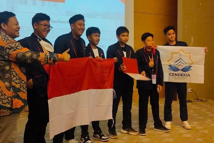 Para siswa SMP Islam Cendekia Cianjur saat menerima penghargaan di ajang World Invention Competition and Exhibition (WICE) 2022 yang digelar di Malaysia