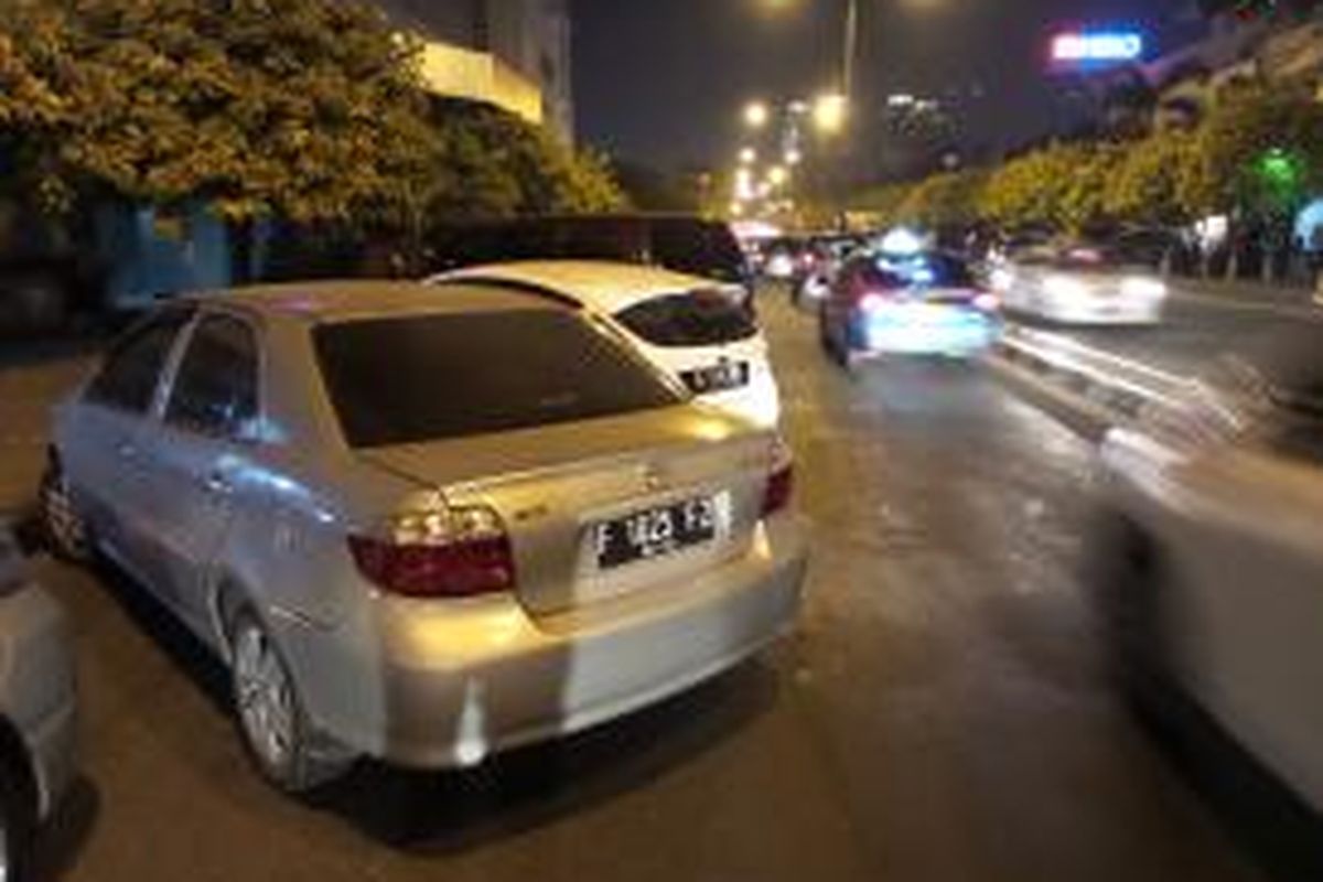 Area parkir liar di depan Hotel Ibis Budget, Taman Menteng, Jakarta Pusat yang menyebabkan kemacetan arus lalu lintas dari Menteng menuju Kuningan.