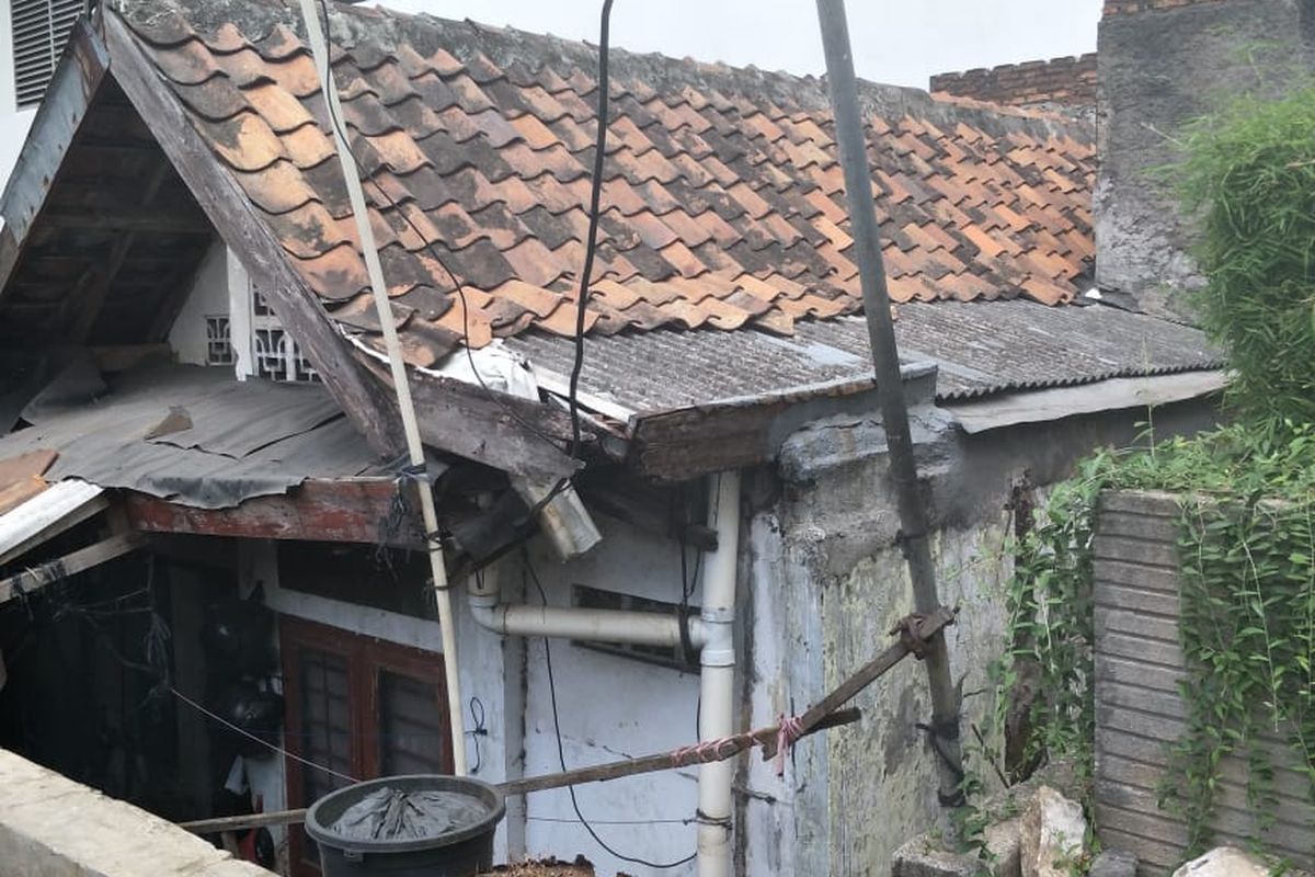 Kondisi Rumah Ibu Lies yang Dikelilingi Gedung Apartemen Thamrin Executive, Jalan Kebon Melati, Jakarta Pusat, Sabtu (20/9/2019).