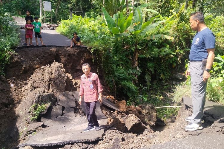 Jembatan Desa di Karangasem Ambruk, Akses Warga dan Siswa Terganggu