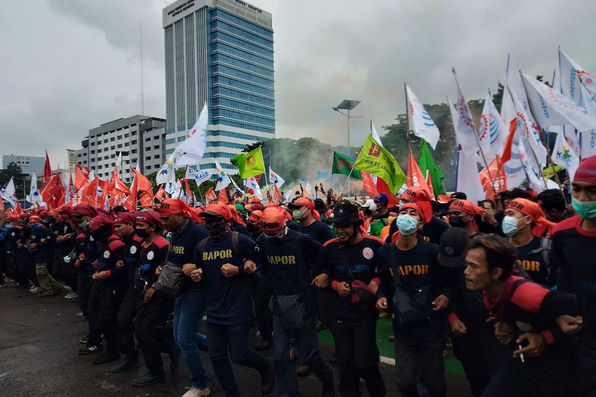 Sejumlah massa buruh memadati area depan Gedung DPR RI, mereka berunjuk rasa menolak UU Cipta Kerja atau Omnibus Law, Jumat (14/1/2022).