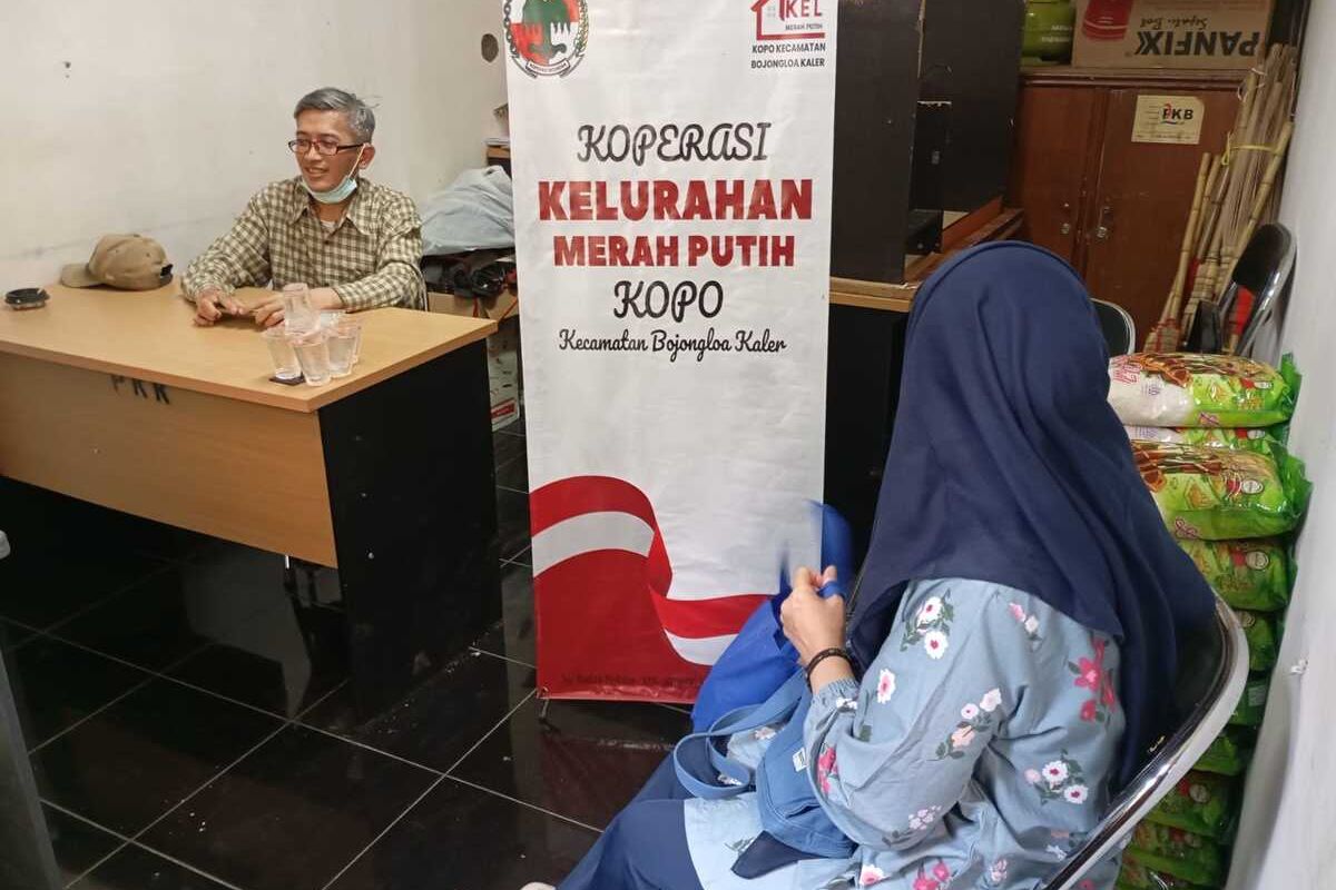 Pengurus koperasi tengah berbincang di Ruangan LPM Kelurahan kopo, Bojong Loa Kaler, Kota bandung, yang dipakai sebagai Koperasi Merah Putih Kopo, Kamis (16/10/2025)