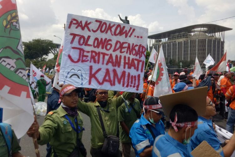 Aksi massa di depan kantor gubernur Riau, Jalan Jenderal Sudirman, Pekanbaru.