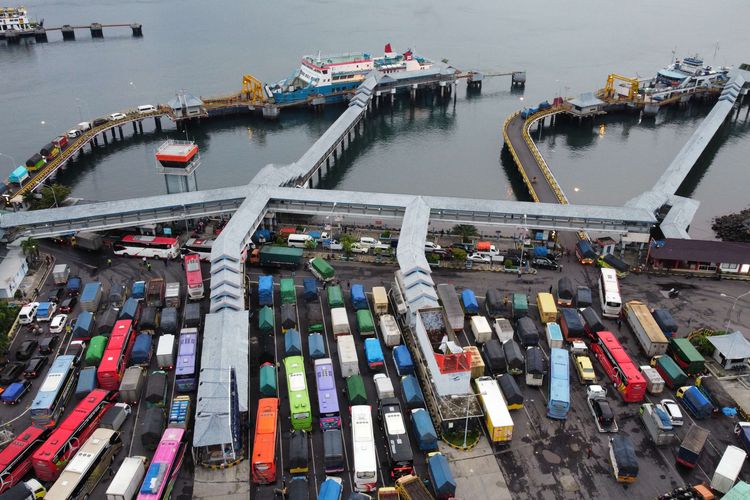 Foto udara antrean kendaraan memasuki kapal di Pelabuhan Ketapang, Banyuwangi, Jawa Timur, Jumat (4/3/2022). Mulai pukul 05.00 WIB aktivitas penyeberangan Ketapang-Gilimanuk mulai beroperasi kembali setelah sebelumnya ditutup untuk menghormati umat Hindu yang melaksanakan perayaan Hari Raya Nyepi di Bali.