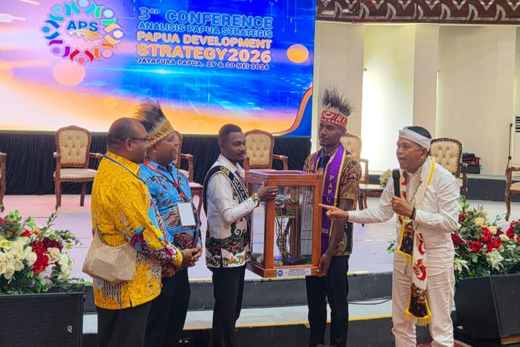 Dedi Mulyadi Terima Replika Rumah Pohon Korowai, Bawa Pesan Pelestarian Hutan
