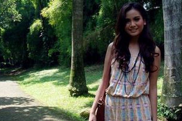 Acha Septriasa diabadikan di sela shooting klip video single-nya, Broken Hearts, di Taman Langsat, kawasan Barito, Jakarta Selatan, Senin (14/5/2012).