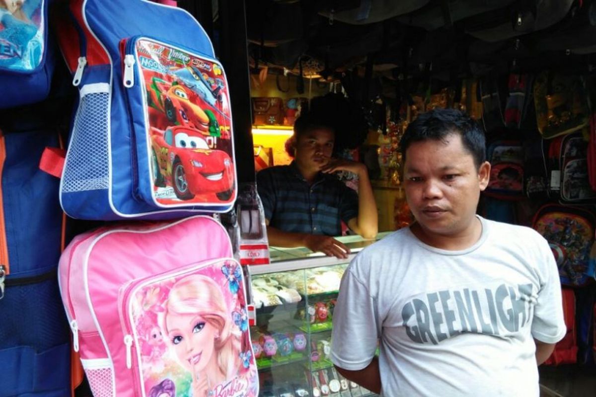 Pedagang tas untuk pelajar menunggu pembeli di Pasar Pusong, Lhokseumawe, Aceh, Kamis (6/7/2017)
