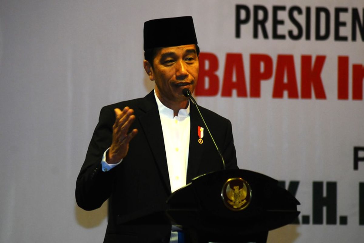 Presiden Joko Widodo memberikan sambutan saat menghadiri pengajian Alquran dan Haul di Pondok Pesantren An Najah, Gondang, Sragen, Jawa Tengah, Sabtu (14/7). Dalam kunjungan tersebut Presiden Joko Widodo menekankan kepada para santri dan santriwati untuk tetap menjaga kebhinekaan antar umat dan suku. 