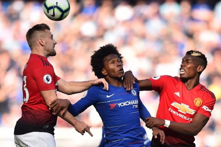 Willian dikawal ketat Luke Shaw dan Paul Pogba pada laga Chelsea vs Manchester United di Stadion Stamford Bridge dalam pertandingan pekan ke-9 Premier League, 20 Oktober 2018. 