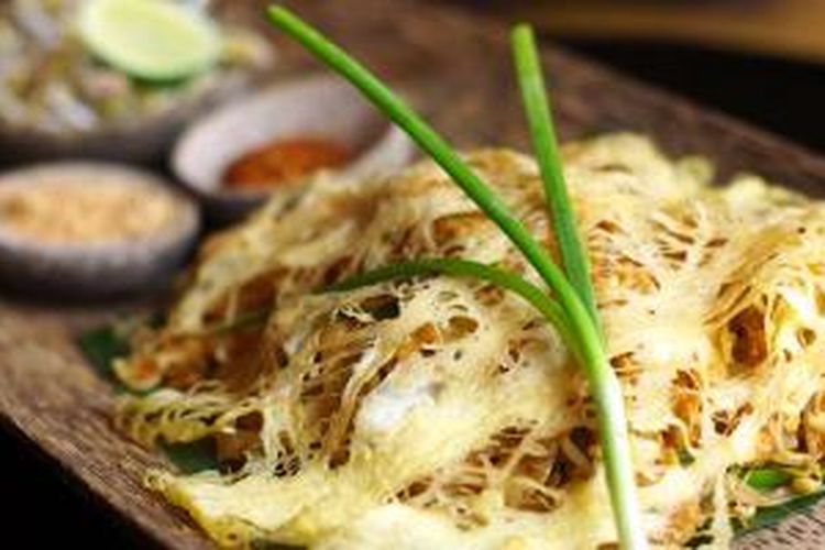 Pad Thai Gai di Warung Siam, Ubud, Gianyar, Bali. Pad Thai Gai berupa bihun goreng dengan pilihan daging ayam, udang atau sayuran dan diselubungi telur dadar yang dibuat mirip jala.