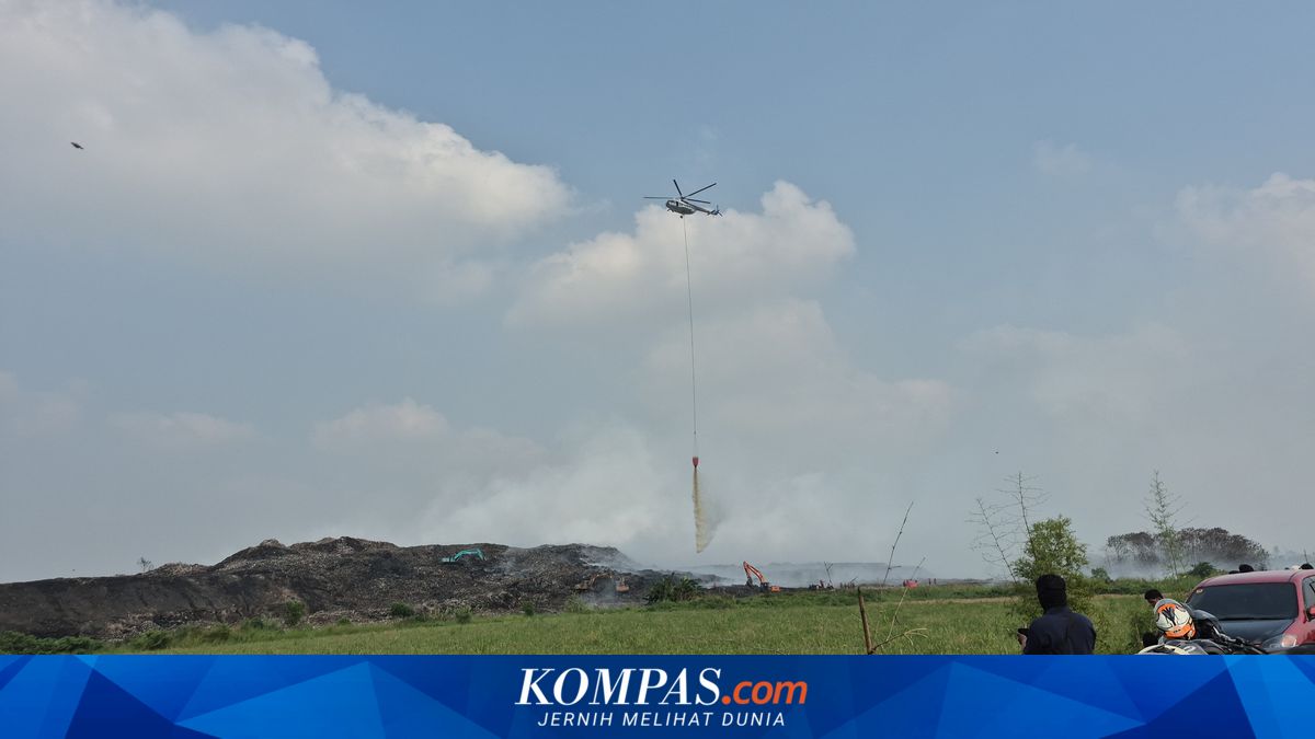 Hari Kelima Kebakaran TPA Jatiwaringin, Helikopter BNPB Terus Lakukan Water Bombing