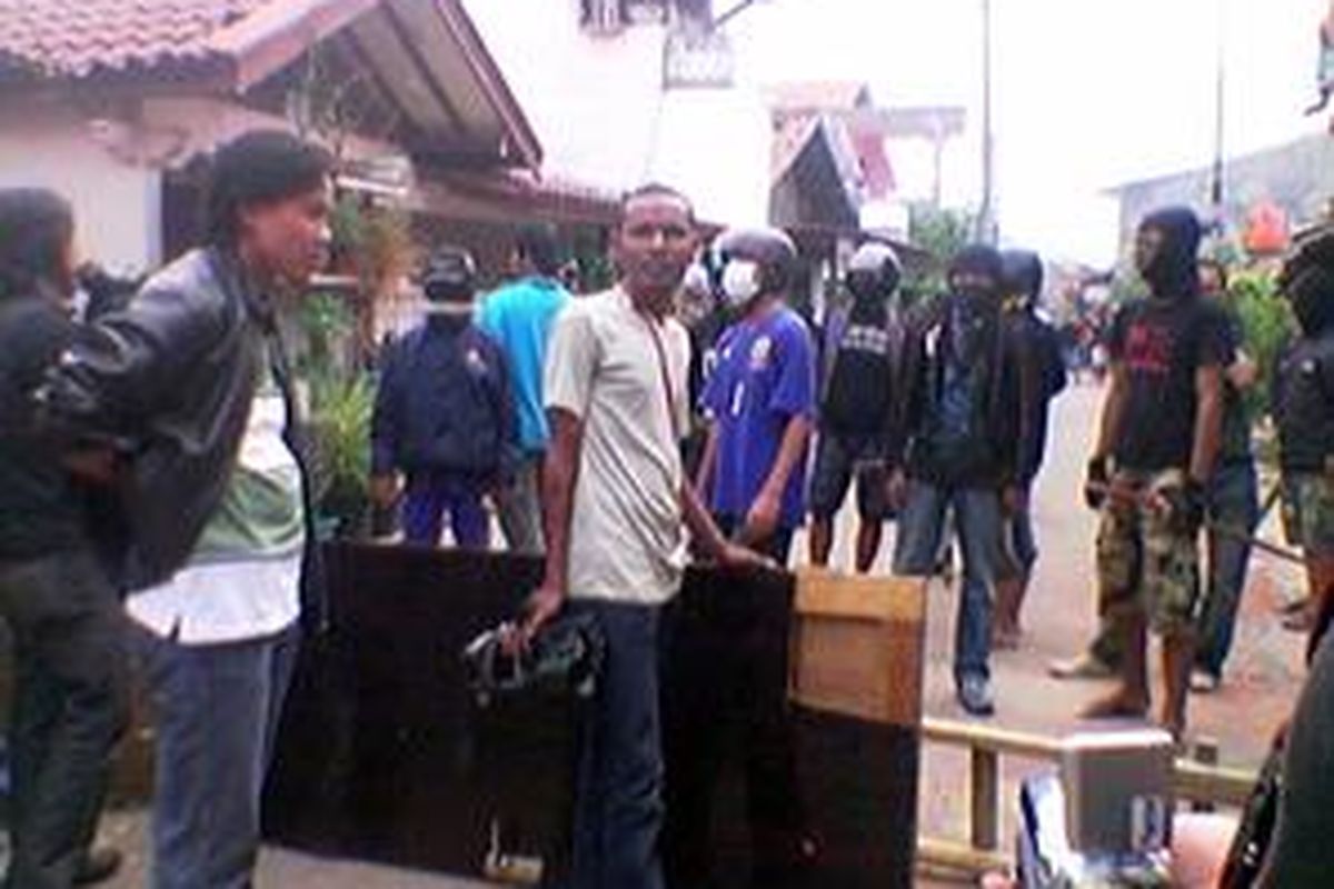 Beberapa warga Kampung Pulo, Kelurahan Pinang Ranti, Kecamatan Makasar menutup jalan menuju Kampus Setia karena provokasi yang menyebutkan satu truk dari pendukung Kampus Setia akan didatangkan ke kampung mereka, Jakarta, Minggu (27/7).