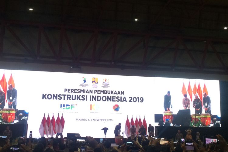 Acara Konstruksi Indonesia diresmikan Presiden Joko Widodo, Suharso Monoarfa, dan Basuki Hadimuljono di JI EXPO Kemayoran pada Rabu (6/11)