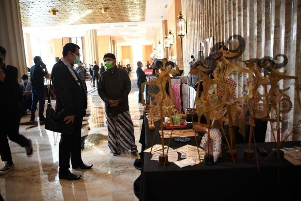 Pembuatan wayang kulit oleh tiga seniman pembuat wayang kulit di lokasi penyelenggaraan sidang kedua DEWG G20, Hotel Tentrem, Kota Yogyakarta, DIY, Selasa (17/5/2022) 

