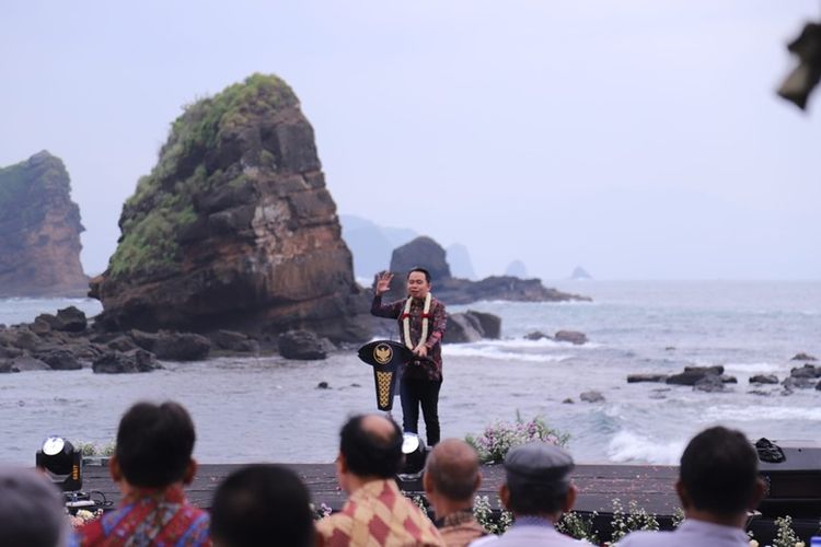 Bupati Jember Muhammad Fawait meresmikan penetapan sistem pintu masuk kawasan wisata Pantai Papuma dan Pantai Watu Ulo, Jember, Jawa Timur.