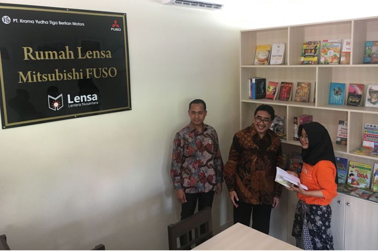 RUmah Lensa Mitsubishi Fuso.