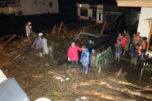 Banjir Bandang di Kota Batu, Ayah dan Balita Dilaporkan Terpendam Puing Rumah yang Hancur Diterjang Air