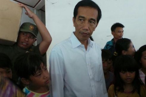 Datang Bawa Bantuan, Jokowi Diserbu Pengungsi Rawa Buaya