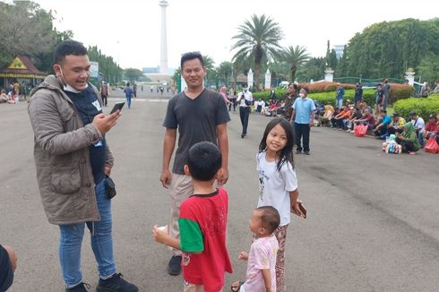 Ajak Anak Tonton Parade HUT ke-77 TNI di Monas, Warga: Biar Cinta dan Bisa Jadi Tentara