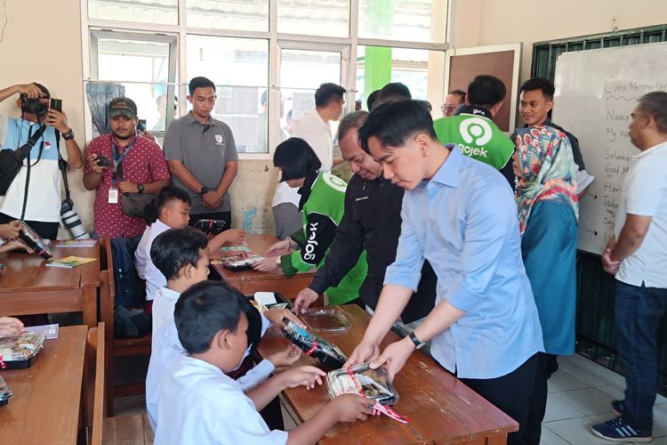 Gibran Pantau Uji Coba Makan Gratis Di Sentul, Kepala Sekolah: Anak ...